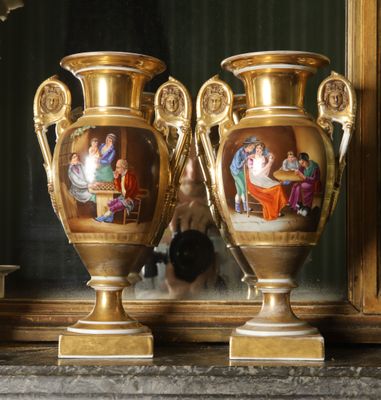 deux vases posés sur une table