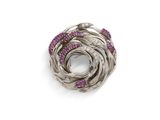 un gros plan sur une bague en argent sertie de pierres roses