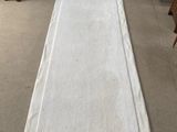 le sol est recouvert d'une serviette blanche et d'un tapis blanc