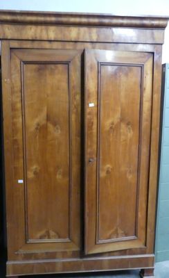 une armoire en bois surmontée de deux portes