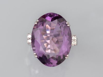 une bague en améthorate et diamants