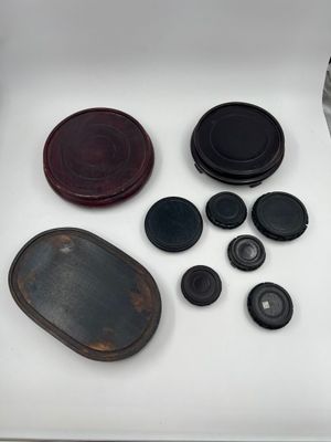 une boîte blanche contenant quelques objets noirs et marron