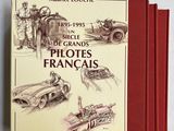 trois livres illustrés de voitures anciennes, posés sur une table