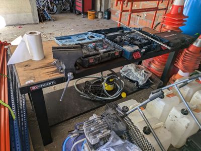 une table sur laquelle se trouvent de nombreux objets
