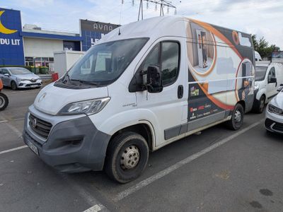 une photo d'une camionnette garée sur un parking