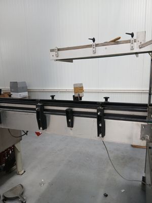 une photo d'une machine qui travaille sur une pièce de métal
