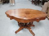 une table placée au milieu d'une pièce