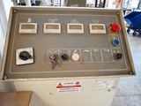 a machine that is sitting on the floor in the room