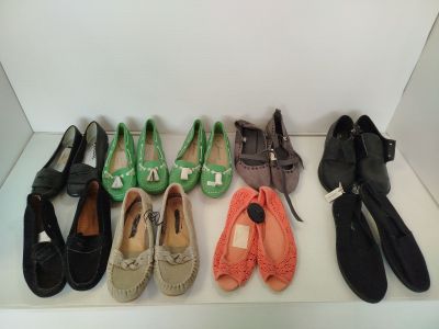 Plusieurs paires de chaussures pour femmes sont alignées sur une étagère