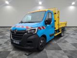 Le camion bleu et jaune est garé dans une grande pièce.