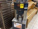 une machine à café exposée dans un magasin