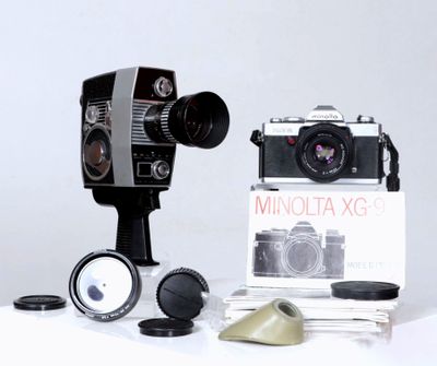 a camera and a lens sitting next to each other on a table