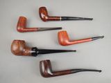 quatre types différents de tabacs à pipe alignés sur une table