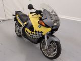 une moto jaune et noire garée dans une pièce