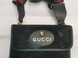 Sac à bandoulière Gucci en cuir noir avec une bandoulière à rayures rouges et vertes