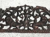 une étagère en métal ornée d'un motif décoratif