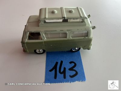 un petit bus en plastique posé sur une table, avec une étiquette de prix