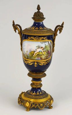 un vase bleu et or orné d'une peinture