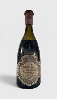 une vieille bouteille de vin posée sur une table blanche
