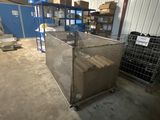 une cage dans laquelle se trouvent plusieurs boîtes