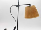 une image représentant une lampe posée sur un pied et munie d'un abat-jour