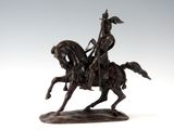 statue en bronze représentant un homme à cheval, l'épée à la main