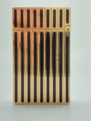 un gros plan d'un briquet doré à rayures noires et blanches