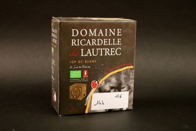 une boîte de nourriture posée sur une table