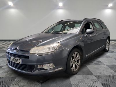 la voiture grise est garée sur un sol en damier dans le garage