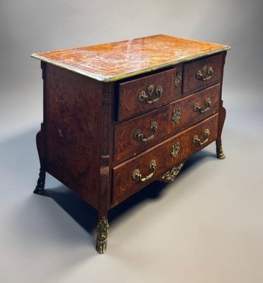 une petite commode avec un plateau en marbre