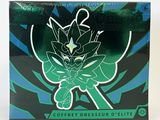 La boîte du jeu de cartes présente un motif vert et noir.