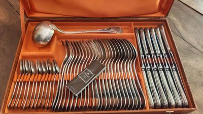 un coffret en bois contenant un service d'argenterie