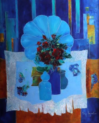 tableau représentant un vase bleu orné de fleurs rouges sur une nappe bleue
