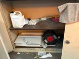 un placard sale rempli d'objets