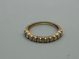 gros plan d'une bague en or sur une surface blanche
