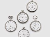 plusieurs types de montres de poche sont présentés sur une surface blanche