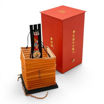 une boîte rouge contenant une montre et une boîte rouge contenant une montre