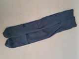 un pantalon bleu posé sur une table blanche