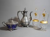trois vases en verre argenté et bleu et une théière en argent