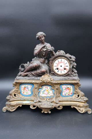Garniture de cheminée Napoléon III en bronze doré et régule, XIXè...