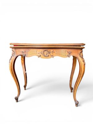 une image d'une petite table avec un plateau en bois