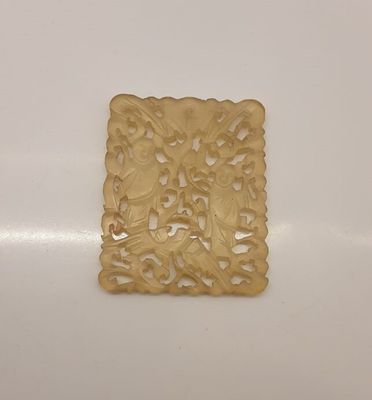 CHINE : Pendentif en jade ajouré à décor de personnages.