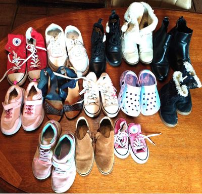 de nombreuses paires de chaussures posées sur une table