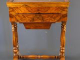 une petite table en bois surmontée d'un tiroir