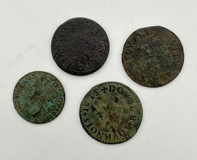 quatre pièces de bronze sont représentées sur un fond blanc