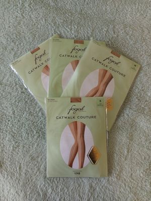 Lot de 34 paires de collants de la marque FOGAL (produit de …