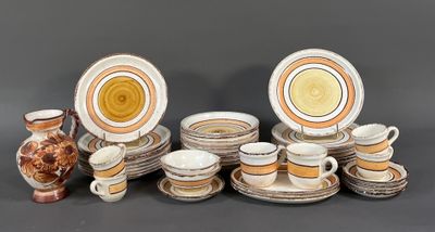 de nombreuses assiettes, tasses et vases sur la table