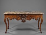 une vieille table en bois avec un plateau en marbre sur fond gris