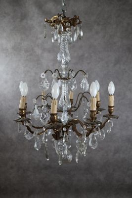 un gros plan d'un lustre orné de nombreuses lumières