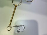 une paire de lunettes et une paire de ciseaux posés sur une table